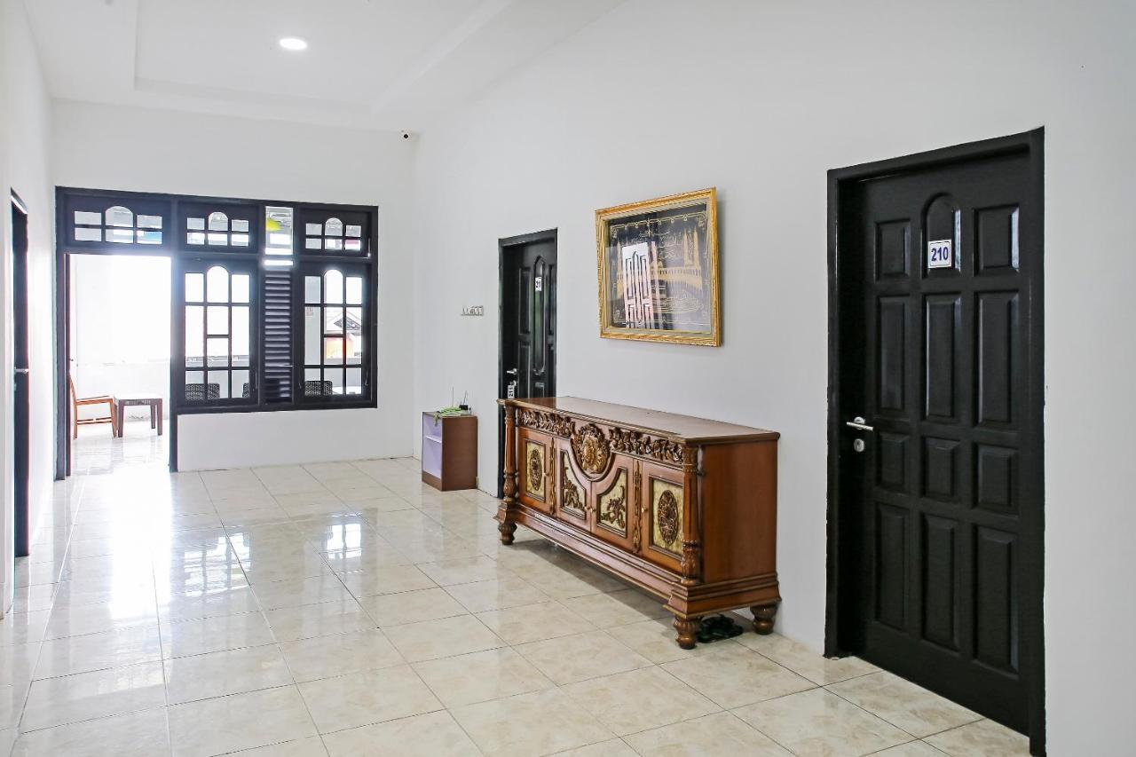 Oyo 90221 Makarim Guest House Syariah Пангкалан Бун Экстерьер фото